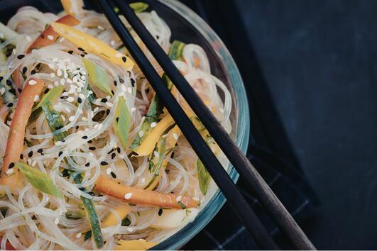 Три лесни и вкусни идеи със стъклени нудли, които ще обикнете