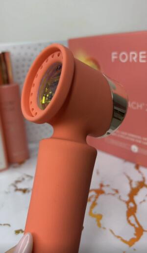 Jenite тестват: Гладка кожа у дома с PEACH™ 2 на FOREO