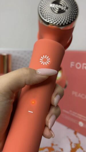 Jenite тестват: Гладка кожа у дома с PEACH™ 2 на FOREO