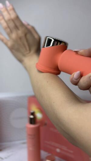 Jenite тестват: Гладка кожа у дома с PEACH™ 2 на FOREO