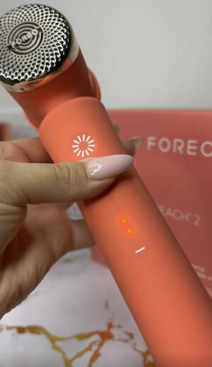 Jenite тестват: Гладка кожа у дома с PEACH™ 2 на FOREO