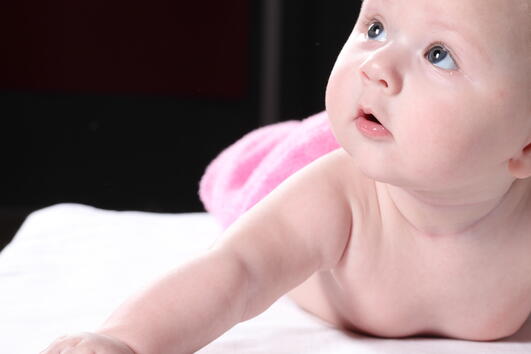 Бебе с памучни пелени