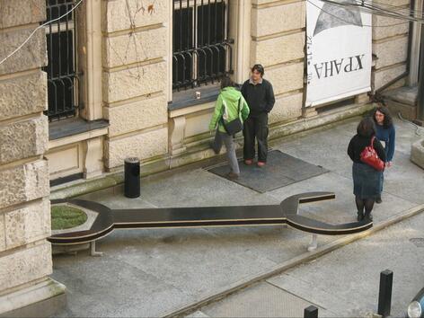 Проект "Да развиеш ръждясала гайка" пред Модерен театър в София
