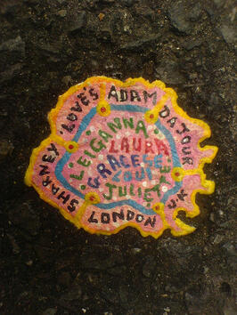 Изрисувани дъвки по паважите на Лондон