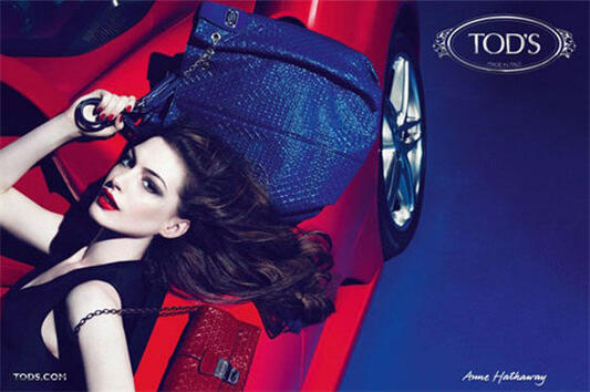 Ан Хатауей носи Tod's