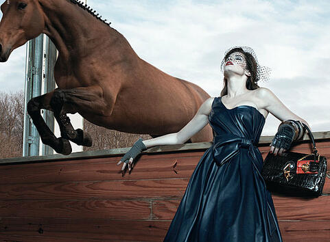 Елегантната дама от реклама на Loewe в компанията на породист кон.