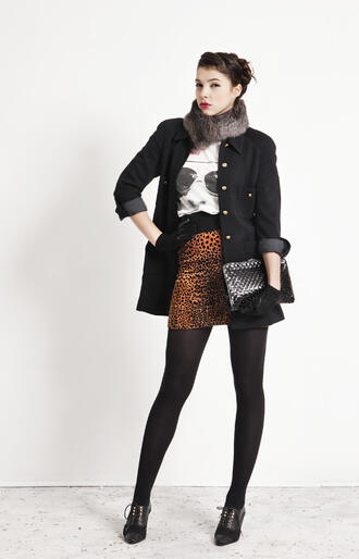 Плюшена пола с леопардов принт - 18лв, кожена чанта лак - 18лв, сако от вълнено трико Sonya Rickel - 98лв.