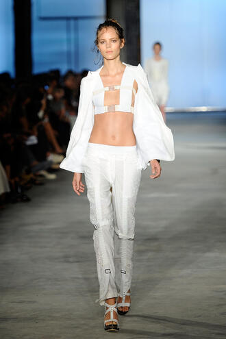 Бъдещето е днес - неочакваните модни силуети на Пролет 2011