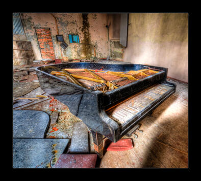 Пиано с четири работещи клавиша