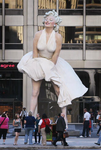 Великата Мерилин Монро, увековечена със статуя