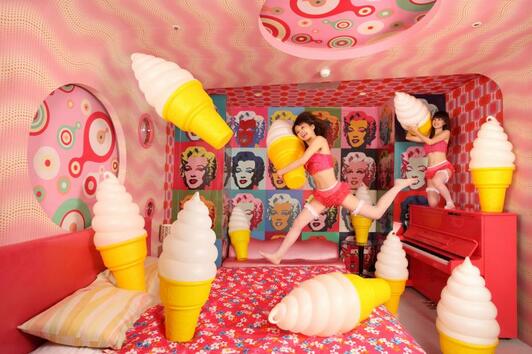 "Обичам сладолед" е едно от двете най-скъпи изображения. Неговата цена за размери 165х110 см е 4600 долара.