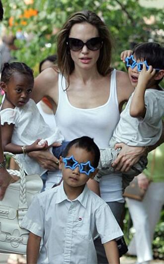 Бавачката на Джоли направи скандални разкрития за звездното семейство