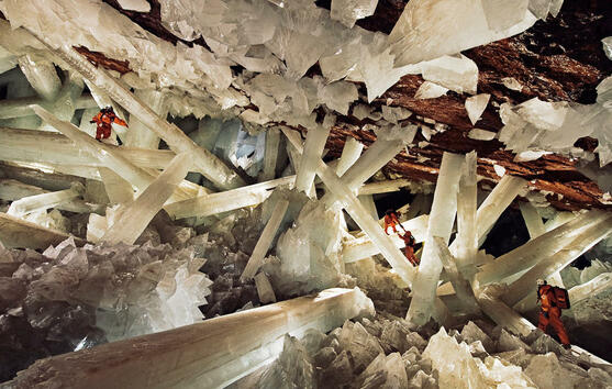 На снимката виждате едни от най-величествените кристали, познати на човечеството. Открити са на около 304 метра под земната повърхност в мина в пустинята Чихуахуа в Мексико през 2000 година. Гигантските образувания от селенит са с удивителни размери, а най-големият, кристалът Син, е с дължина 11,4 метра. 