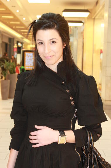Хубавицата в черно