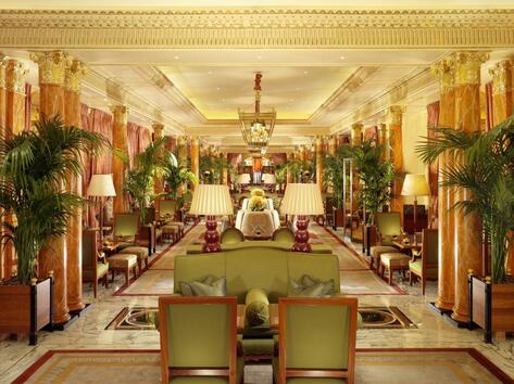 Последен, но не и в списъка ни с желания, се нарежда 5-звездният палат The Dorchester в Лондон. Мястото е добре познато в английската столица и е известно с божествената кухня, която предлага. Всичко тук крещи богатство и лукс. Със сигурност само подбрани гости могат да си позволят да затворят очи в златните спални на емблематичния хотел.