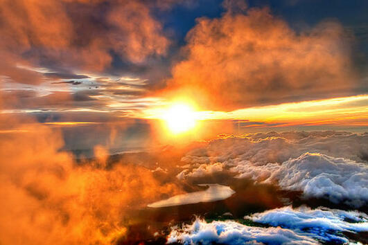 Пленителен залез, наблюдаван от върха на планината Mount Fuji в Япония