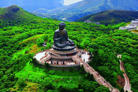 Статуята Tian Tan Buddha, намираща се на остров Лантау в Хонконг