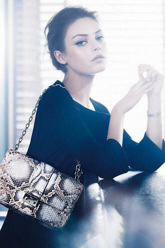 Колекцията на Christian Dior също включваше чанти със змийски принтове, а модел за рекламната кампания бе самата Мила Кунис.