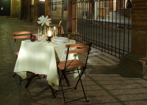 В италианския град Ферера срещу 60 евро ще имате възможността да се насладите на вечеря за двама на непознато за вас място. След като изявите желание да изпробвате услугата, ще получите известие къде и кога ви очаква вашата маса. Обикновено това ще се случи на някоя исторически значима за града улица. 