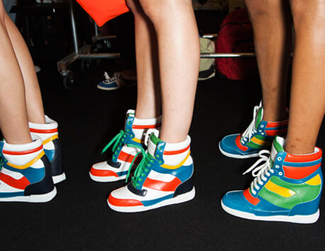 Няма как да пропуснем явлението в модния свят, което ще определим като спортна обувка на висока платформа. Видяхме тази идея в пролетната колекция Marc на Marc Jacobs, където дизайнерът представи своите трицветни предложения. 