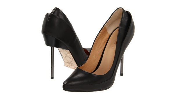 Освен задължителния класически тип черни обувки, гардеробът копнее и за едни дизайнерски творения с интересна идея в основата си. Пример за тях ни дава Гуен Стефани в колекцията си L.A.M.B с чифт, който изглежда като две обувки, събрани в основата на една. Идеята е любима на модела и актриса Оливия Палермо, която вече неколкократно бе забелязана да се разхожда уверено с високите си токове.
