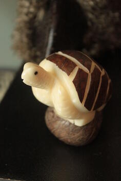 Ръчно изработена фигурка от тагуа (естествена алтернатива на слоновата кост).