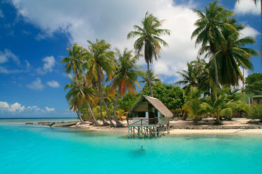 Рангироа, Полинезия: 
Това е вторият по големина атол в света. Наричат го "аквариума на Бога" - сами можете да се досетите какво означава това. Акули, делфини и всякакви екзотични по-малки красавци. През зимата температурата остава над 20 градуса, така че мястото целогодишно е подходящо за гмуркане и плажуване. Там ще намерите най-хубавото, което Френска Полинезия може да ви предложи. 