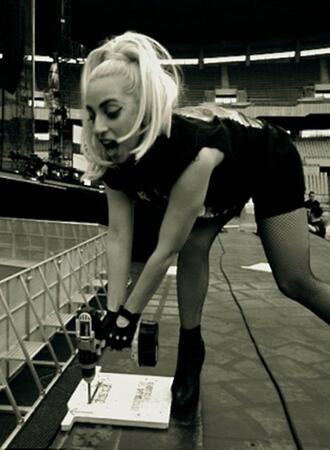 Лейди Гага с бормашина в ръка