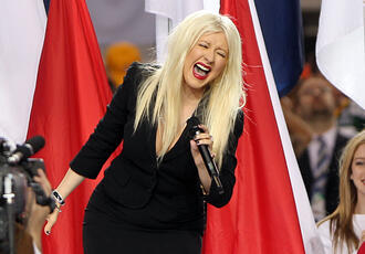 Кристина Агилера изпълнява националния химн на САЩ в рамките на Super Bowl през февруари, 2011 г.