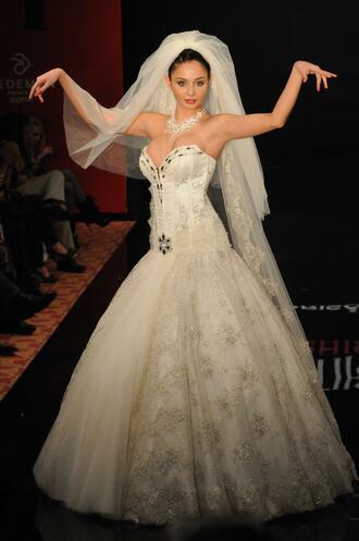 Елен Колева с ръчно бродирана булчинска рокля, украсена с кристали 