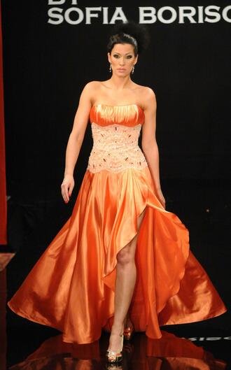 Елен Колева с ръчно бродирана булчинска рокля, украсена с кристали 