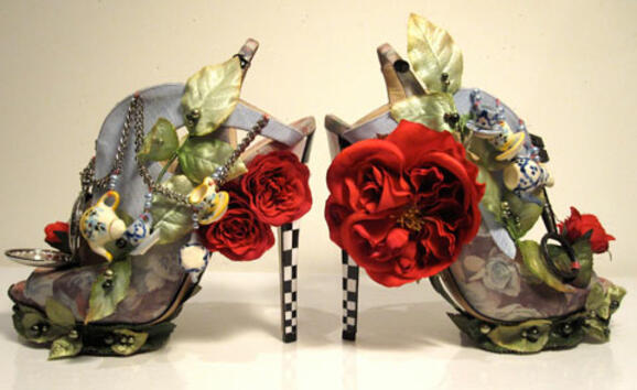 Флоралните обувки на Никола Киркууд, вдъхновени от Алиса в Страната на чудесата. Малко претрупани ни се струват, но какво пък - семплите обувки също не са за предпочитане.