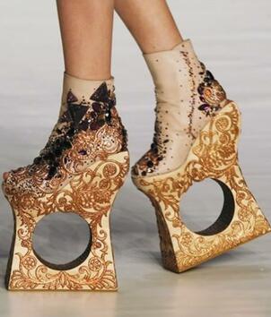 Китайският дизайнер Гу Пей е измислил чудесен модел за ексцентрици. Но не и за хора, на които би им се наложило да направят и една крачка с тези обувки.