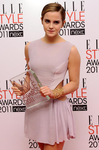 Ема позира с наградата си за "стилна икона" за 2011 г. от списание ELLE, връчена на церемония в Лондон през февруари