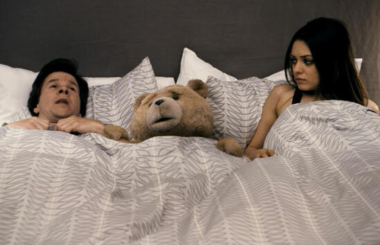 Ted в едно легло с Марк Уолбърг и Мила Кунис