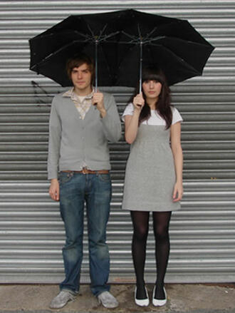 Този дизайн, наречен "Тандем", решава завинаги дъждовния въпрос: кой ще държи чадъра, ако хем искаме да си говорим и да сме близо един до друг, хем отделните ни чадъри си пречат и винаги един от двамата се оказва по-навалян? 