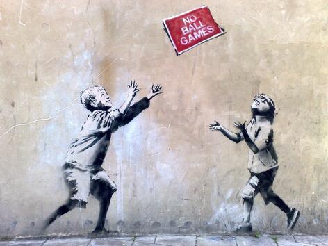Социалните графити на Banksy