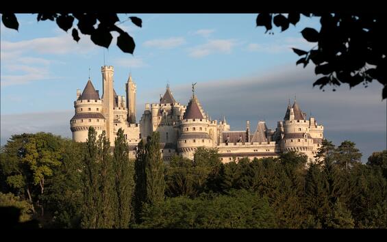 Замъкът Пиерфон във Франция: Кулите на Пиерфон неминуемо ще ни върнат в Средновековието. В едно друго време, което свързваме с епични любовни истории и славни битки, водени от храбри рицари.