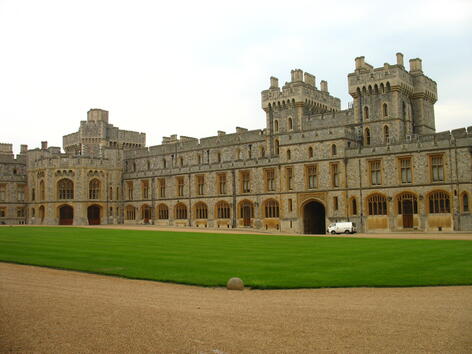Замъкът Уиндзор в Англия: Ако има дворец, успял да запази истинското си предназначение без да се превърне в паметник
на една отминала епоха, това е замъкът Уиндзор в Англия - най-големият обитаван замък в света. Самата настояща кралица Елизабет II е прекарала там голяма част от детските си години. И до днес зад стените на Уиндзор се вричат във вечна вярност влюбени с благородно
потекло.