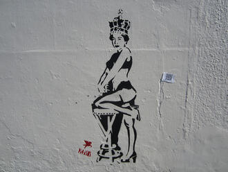 Улично изкуство с лика на Кралицата 