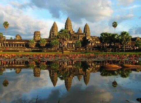 Макар и сам по себе си да не се счита за замък, Ангкор безспорно олицетворява седалището на Кхмерската империя, която процъфтява между IX и XV век в Югоизточна Азия. Будисткият храмов комплекс е обявен за най-големият прединдустриален град на света. Съперник за тази титла може да му бъде единствено Тикал в Гватемала - построен от маите. Само след няколко снимки ще можете да сравните мащабите на двата комплекса.   