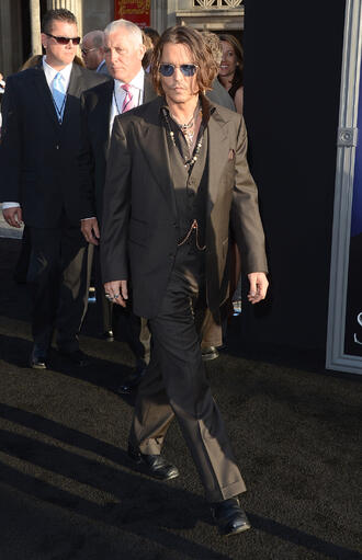 Модният усет на Джони Деп си личи на премиерата на "Dark Shadows"
