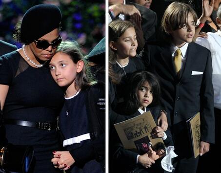 Церемонията по прощаването с Майкъл Джексън, 2009 година: Джанет утешава разплаканата Парис (ляво), а на дясната снимка виждате и трите деца на Джако