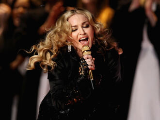 Мадона си показа бюста. И откри последователки