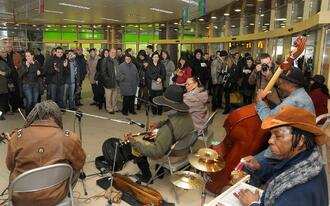 Концерт на кънтри група в софийското метро