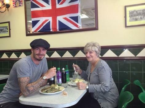 <p>Бекъм обядва с майка си в " Tony Lane’s Pie & Mash shop"</p>