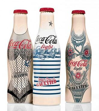 Готие татуира бутилките на Cola