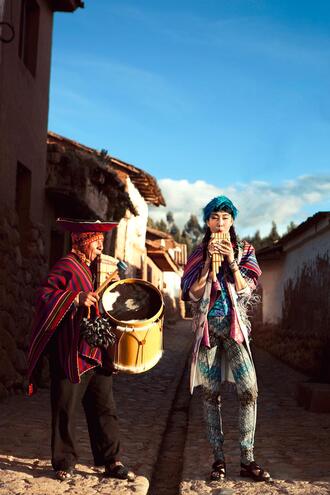 <p>Александър Нюман успява да запечата красотата на традиционния перуански народен стил. Това обаче се случва във фотосесия не за някоя енциклопедия, а за своеобразната библия на модата - Vogue.</p>