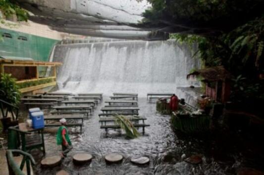 Ресторант във водопада