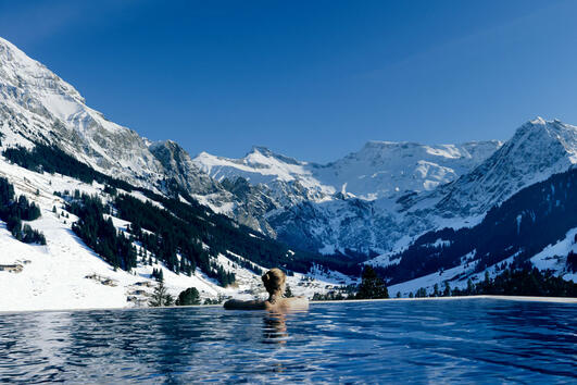 <p>Колкото и да ни е чудно, има хора, които обичат зимата повече от лятото. Просто жегите не им понасят. Ете една дестинация, сякаш създадена специално за тях - дизайнерският хотел "Камбриан" в швейцарските Алпи, който изненадва с открито, но топло водно пространство сред заснежените върхове. Освен невероятната гледка, басейнът предлага бълбукащи масажи и специални устройства, които успокояват мускулите на скиорите след изморителния ден по пистите. </p>